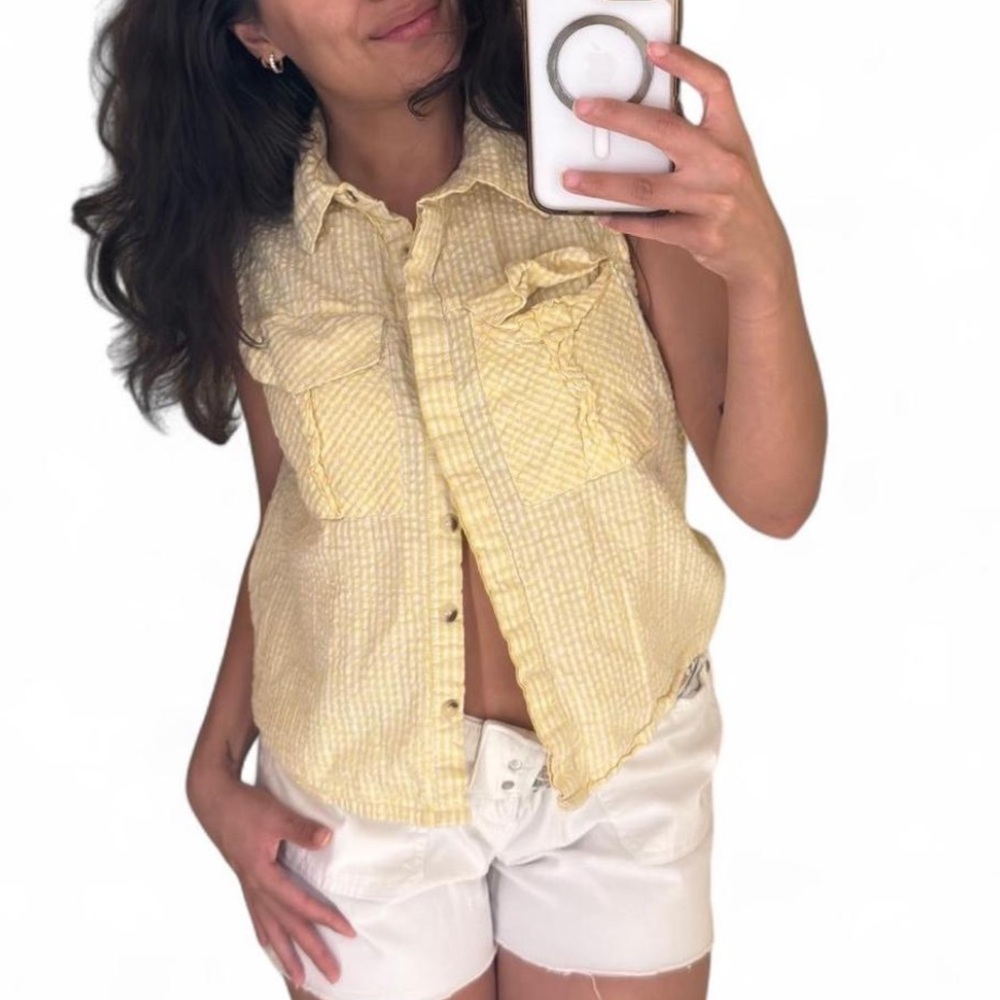 Chic Yellow Sleeveless Button-Down Shirt